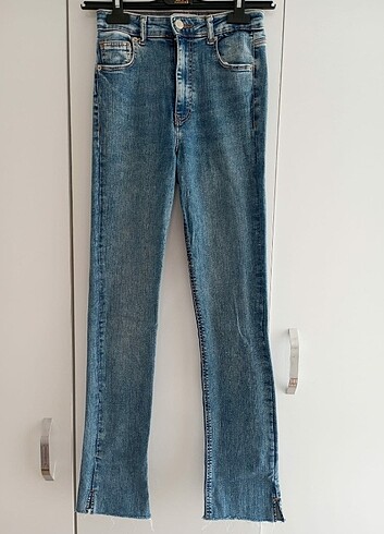 ZARA STRAIGHT JEAN