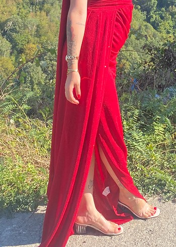 Uzun Kırmızı Drapeli Straplez  Elbisesi - Görsel 2