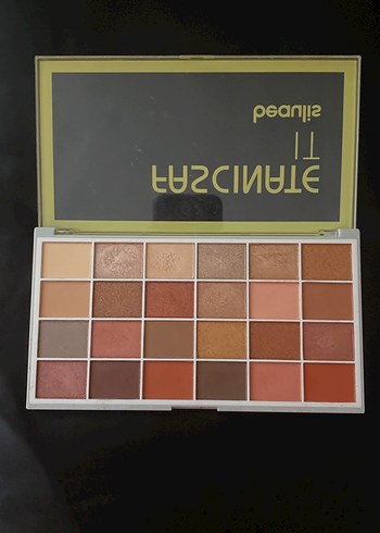 Diğer Bej Tonlarda Farklı Göz Farı Paleti Beaulis