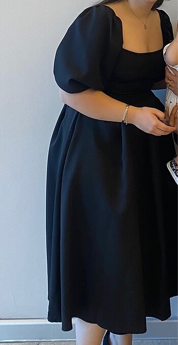 Siyah belden oturan kloş midi elbise - Görsel 2