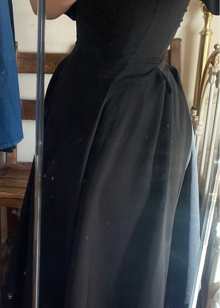 Siyah belden oturan kloş midi elbise - Görsel 3