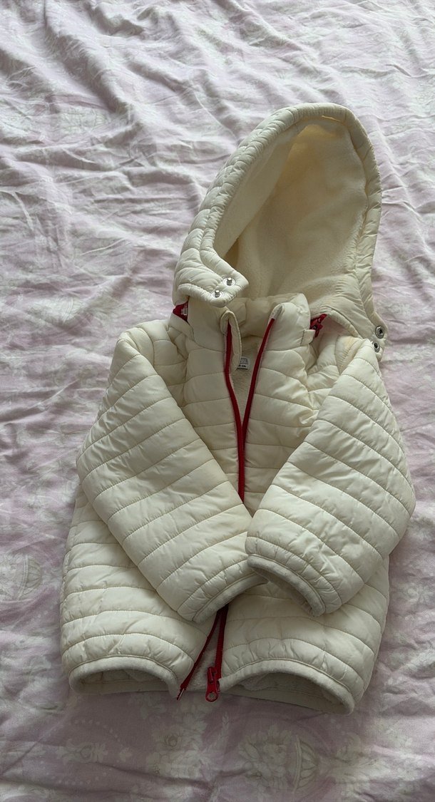 Kız Çocuk Beyaz Kürklü Kapüşonlu Mont - Görsel 3