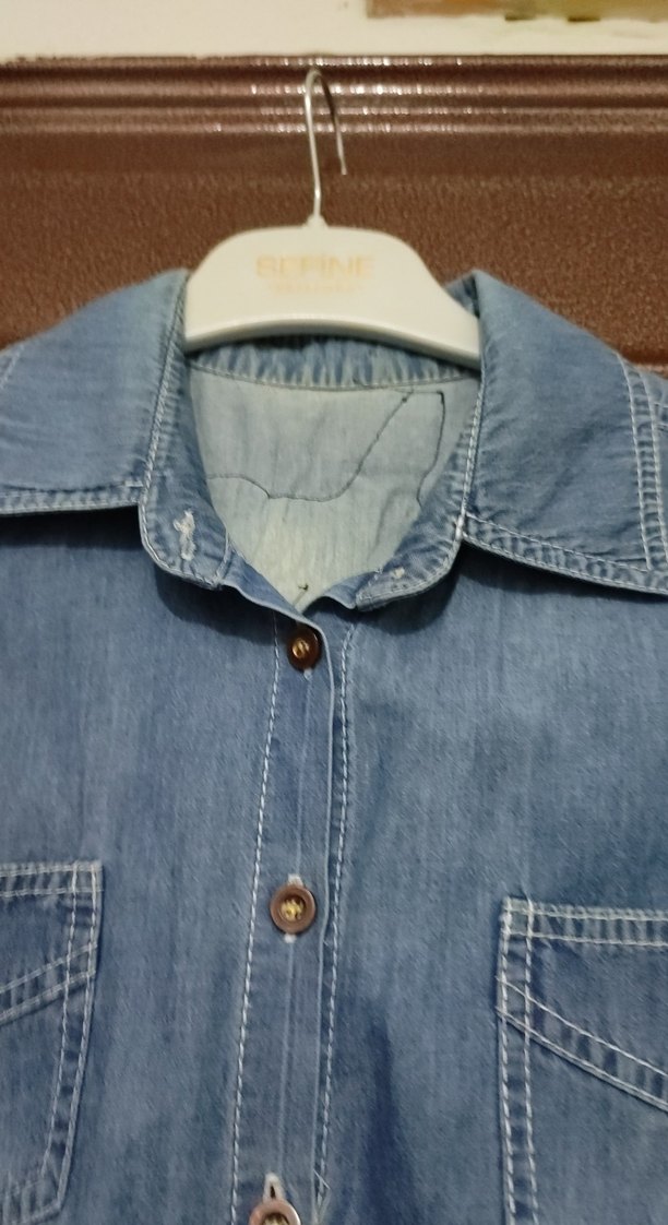 Düğmeli Kolsuz Mavi Denim Gömlek - Görsel 3