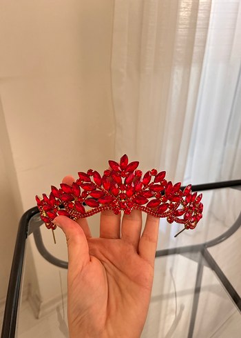 Beden Kırmızı Payetli Cam Taç