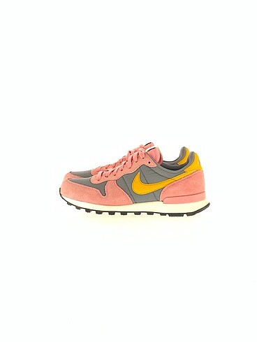Nike Spor Ayakkabı %70 İndirimli.