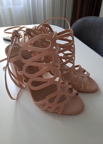 Bej Süet Bağcıklı Stiletto Topuklu Kadın Ayakkabı