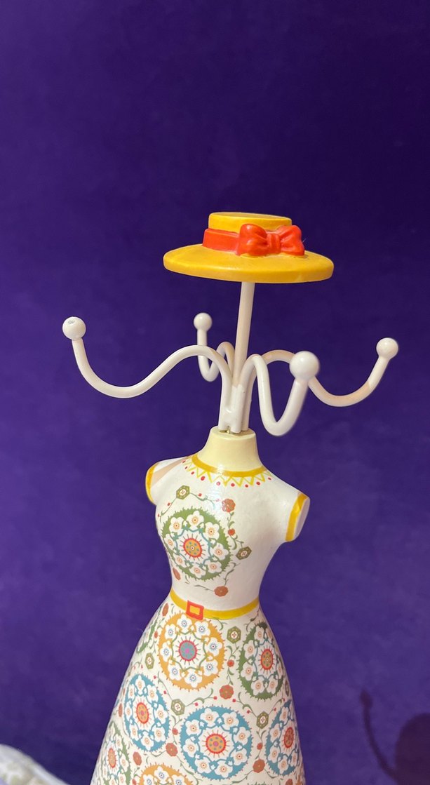 Renkli Desenli Elbise Figürlü Askılık - Görsel 2