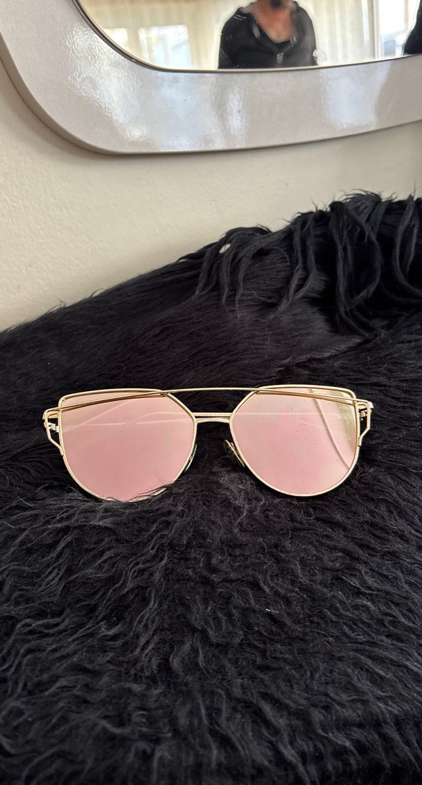 Sokak Stili Altın Renk Kürklü Kadın Gözlüğü - Görsel 2