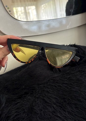 Siyah Parlak Çerçeveli Sarı Retro Gözlük - Görsel 3