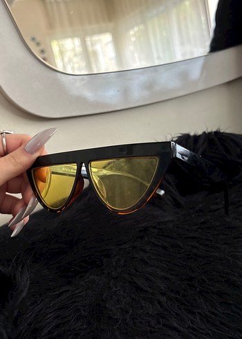 Siyah Parlak Çerçeveli Sarı Retro Gözlük - Görsel 2