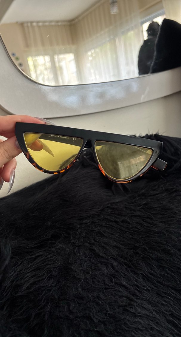 Siyah Parlak Çerçeveli Sarı Retro Gözlük - Görsel 3