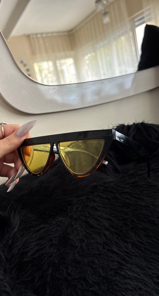 Siyah Parlak Çerçeveli Sarı Retro Gözlük - Görsel 2