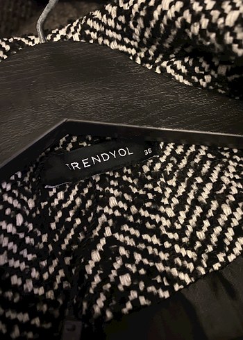 Çift Düğmeli Siyah Beyaz Kadın Uzun Kaban - Görsel 2