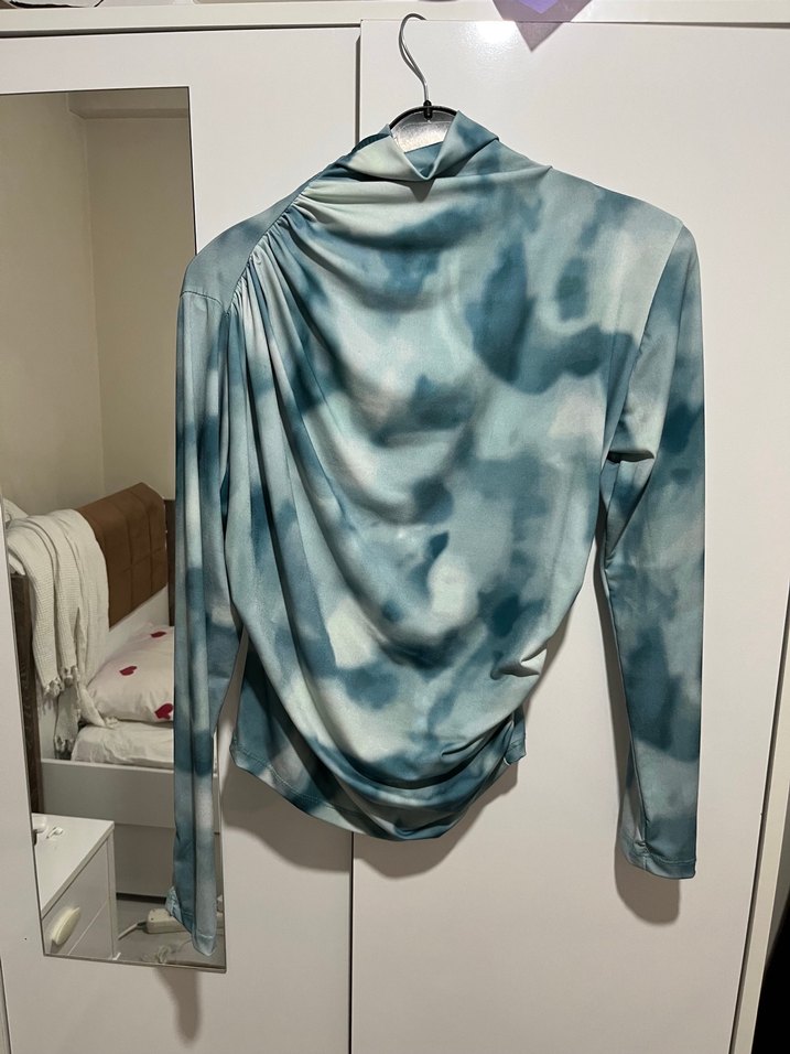 Drapeli Uzun Kollu Yüksek Yakalı Batik Bluz - Görsel 2