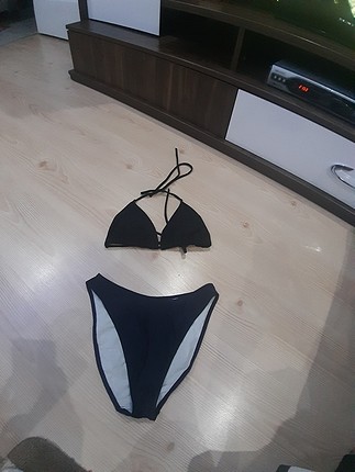 üst siyah altı lacivert bikini