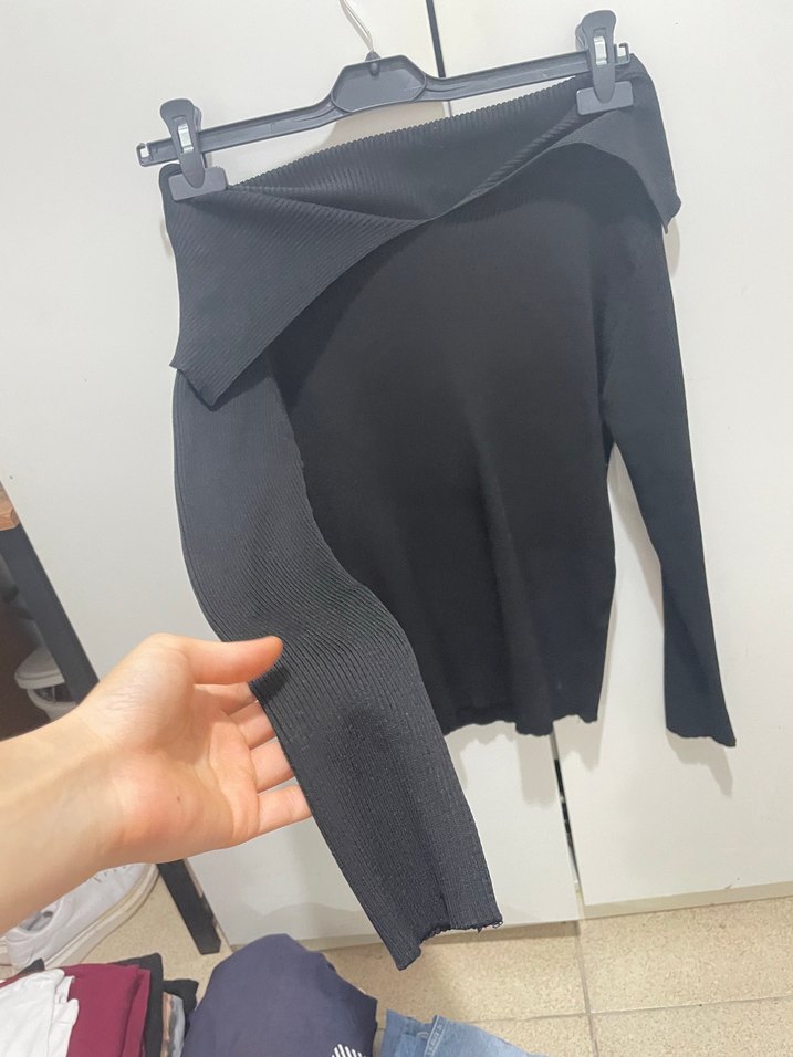 Kemer Detaylı Siyah omur açık Kadın Kazak - Görsel 3