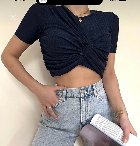 Kadın lacivert burgu detay crop kısa kollu dokuma bluz