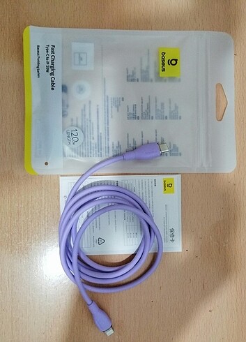 Beden mor Renk Orijinal Baseus marka İPhone hızlı şarj kablosu.