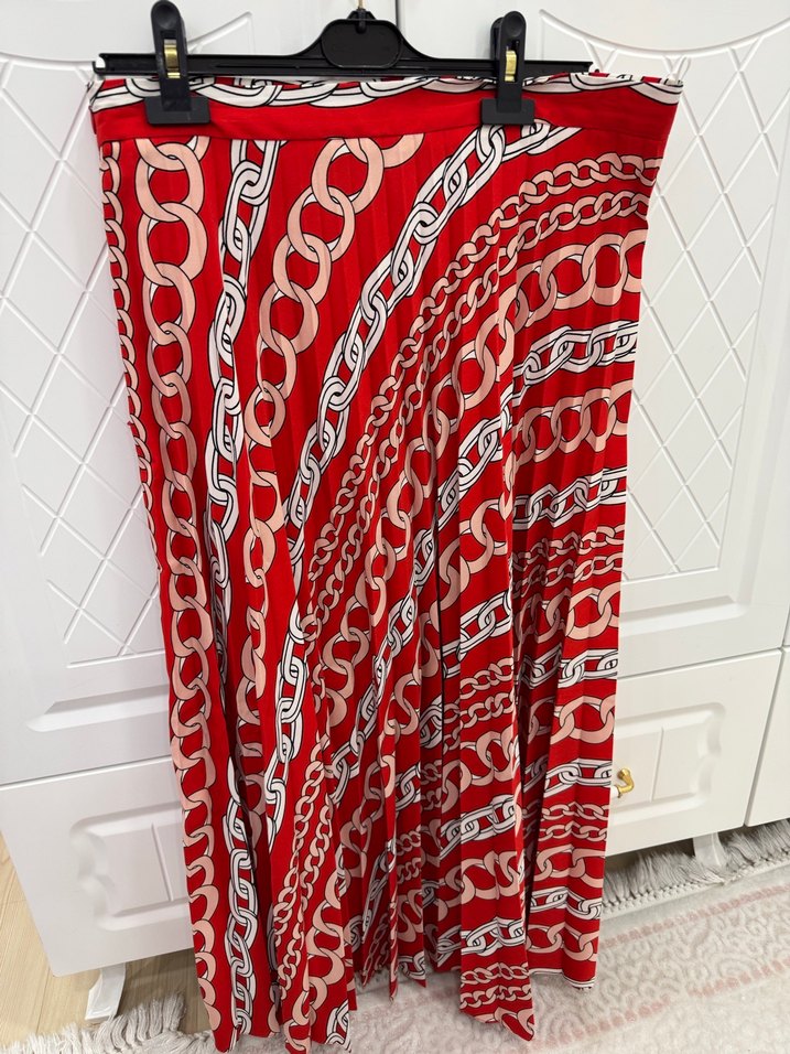 Zincir Detaylı Parlak Kırmızı Bohem Kadın Fular
Etektir. - Görsel 2