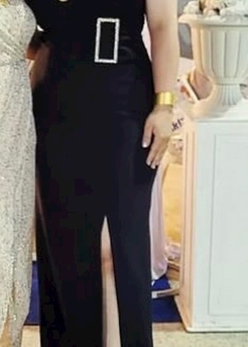 Zincir Detaylı Siyah Uzun V Yaka Elbise - Görsel 2