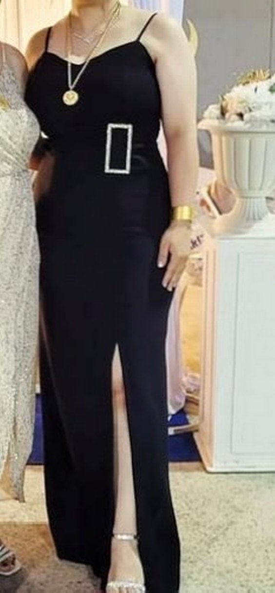 Zincir Detaylı Siyah Uzun V Yaka Elbise - Görsel 2