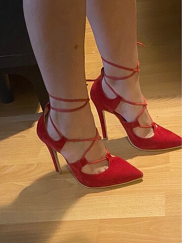 Kırmızı bağcıklı stiletto