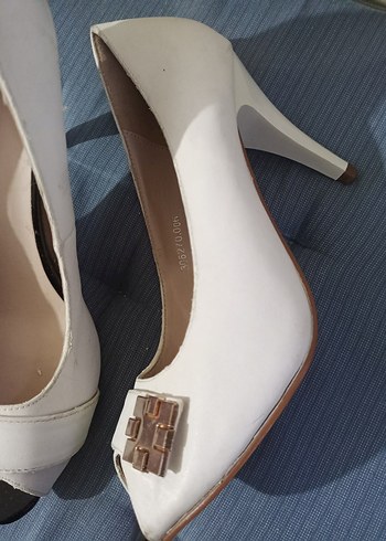 Beyaz Tokalı Stiletto Topuklu Kadın Ayakkabı