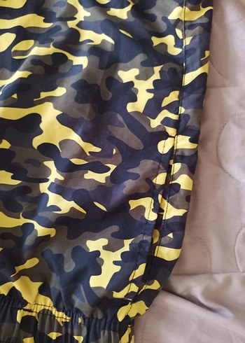 Sarı Kamuflaj Desenli Kemerli Mini Şort - Görsel 3