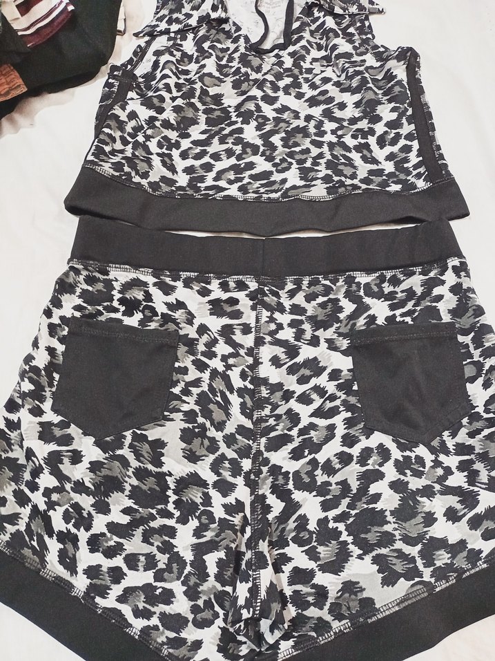 Siyah Desenli Kadın Spor Atlet ve Şort Takımı - Görsel 3