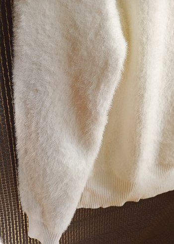 Beyaz Peluş Yumuşak Yaka Detaylı Kadın Kazak - Görsel 3