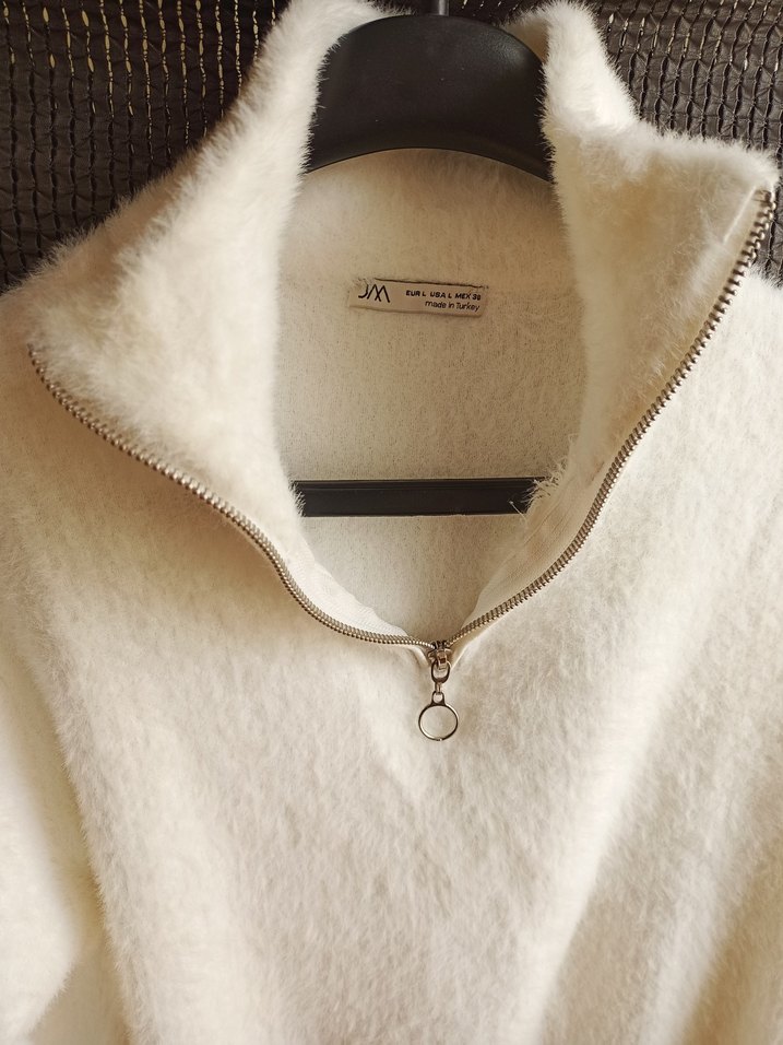 Beyaz Peluş Yumuşak Yaka Detaylı Kadın Kazak - Görsel 2