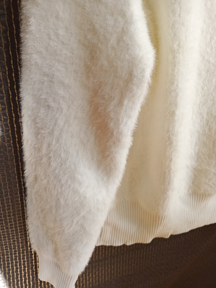 Beyaz Peluş Yumuşak Yaka Detaylı Kadın Kazak - Görsel 3