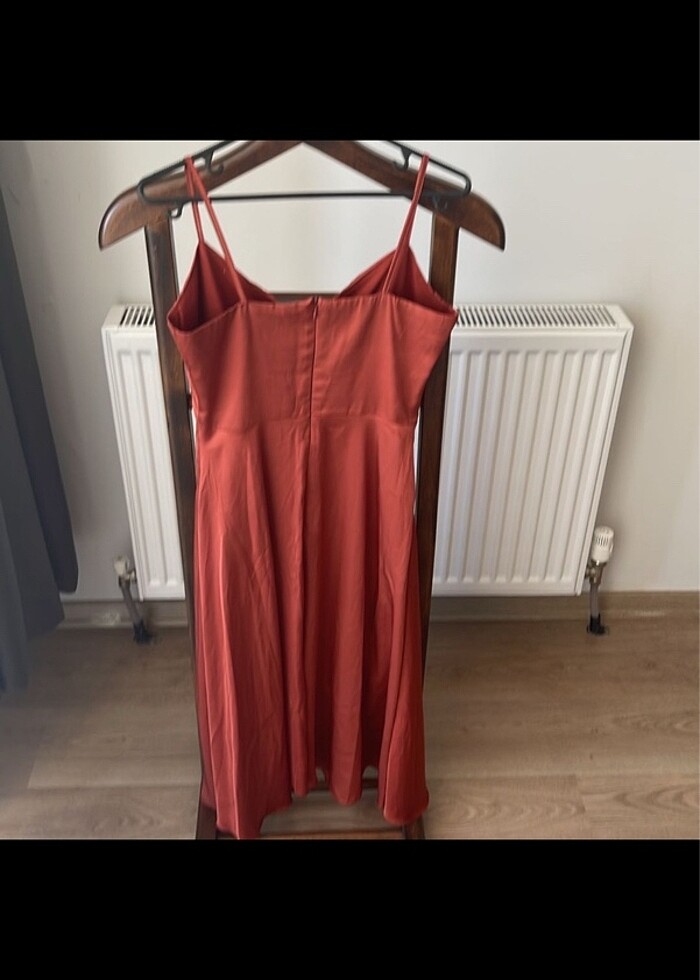 Askılı saten elbise - Görsel 2