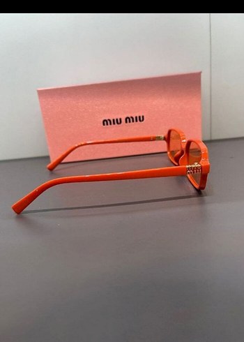 Beden turuncu Renk Miu Miu Renkli Minimalist Kadın Güneş Gözlüğü