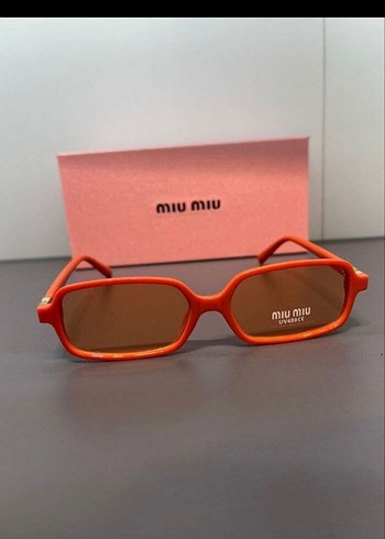 Beden Miu Miu Renkli Minimalist Kadın Güneş Gözlüğü