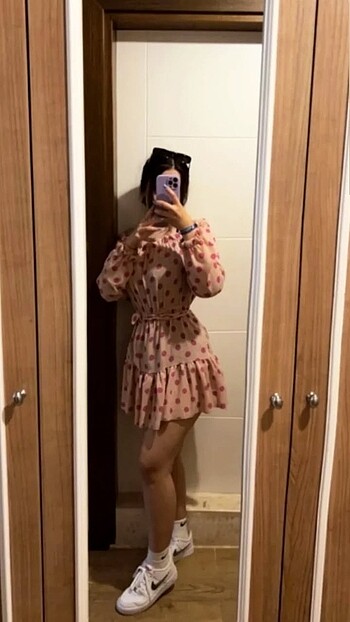 Pembe puantiyeli elbise