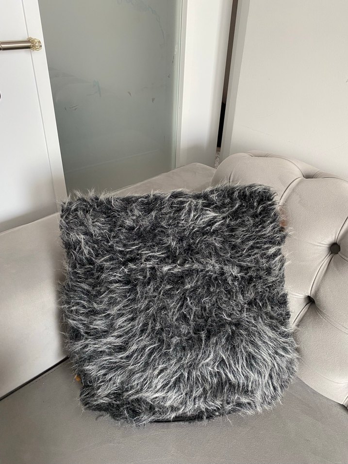 Gri Peluş Dekoratif Yastık Kılıfı - Görsel 3