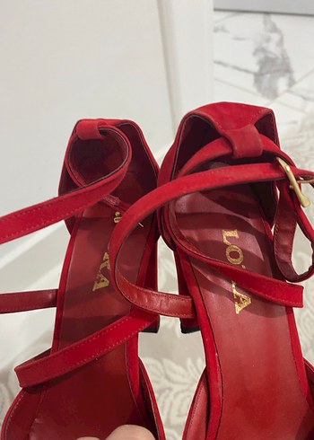 Kırmızı Süet Tokalı Yüksek Topuklu Kadın Ayakkabı - Görsel 2