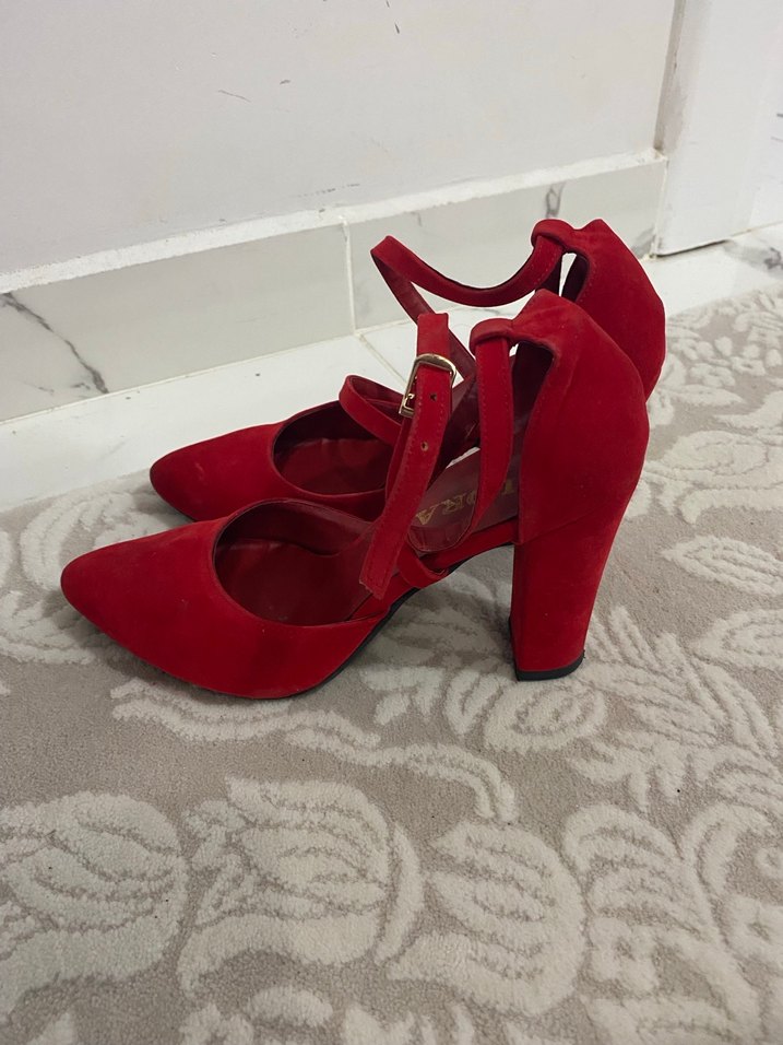 Kırmızı Süet Tokalı Yüksek Topuklu Kadın Ayakkabı - Görsel 4