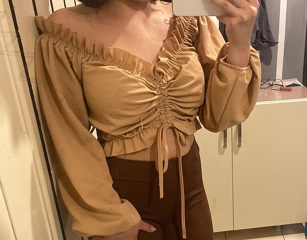 Kayık Yaka Camel Renk Bağlama Detay Crop Bluz