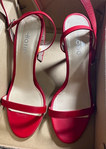 Parlak Kırmızı Tokalı Stiletto Ayakkabı