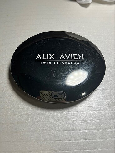 Alix avien eyeshadow