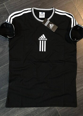 ADIDAS ÜÇ ÇİZGİ OMUZ ŞERİTLİ SİYAH T-SHIRT 