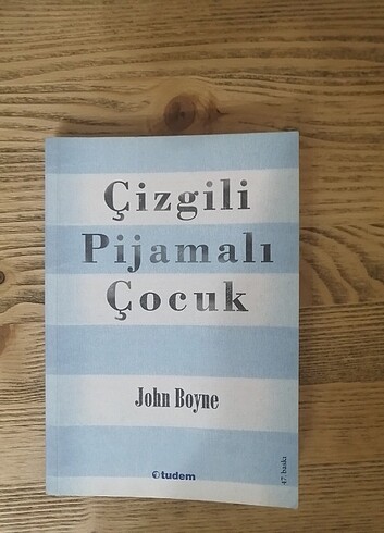 Çizgili pijamalı çocuk