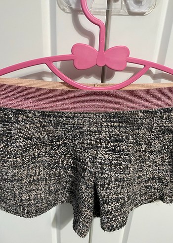 Pembe Bel Detaylı Gri Triko Mini Şort - Görsel 3