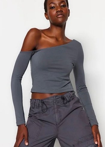 Uzun Kollu Gri Asimetrik Kesim Bluz - Görsel 2