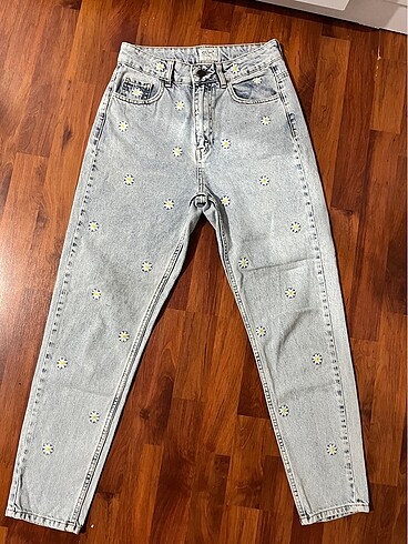 Papatya nakışlı mom jeans