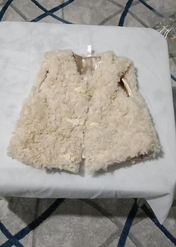 Kız Çocuk Bej Kürklü Yelek - Görsel 3