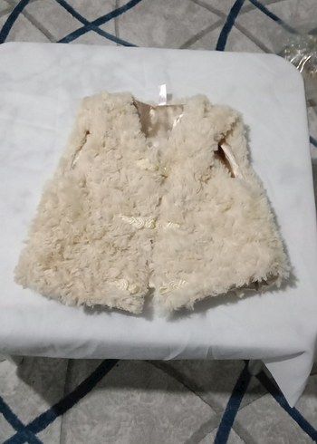 Kız Çocuk Bej Kürklü Yelek - Görsel 4