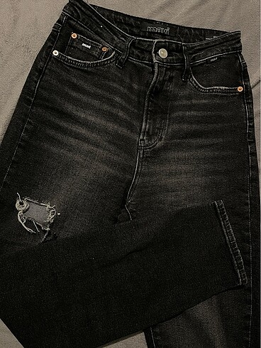 Gri yırtık jeans